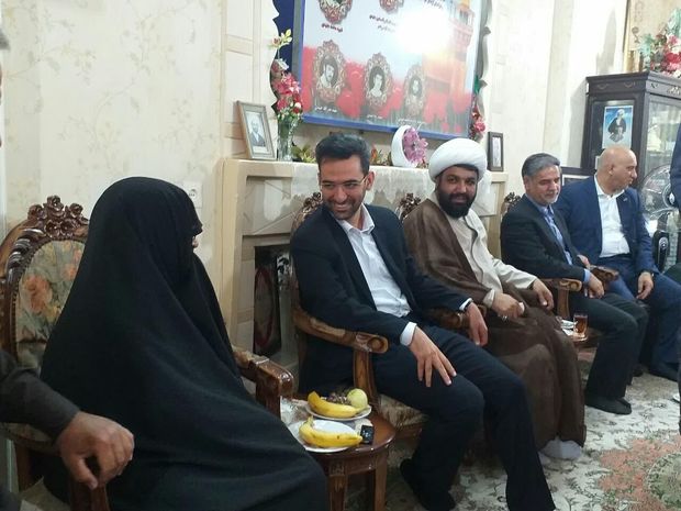 وزیر ارتباطات با خانواده شهیدان جنیدی در پیشوا دیدار کرد