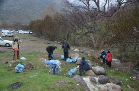 جمع آوری یک تن زباله از طبیعت ارومیه توسط کوهنوردان