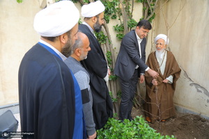 کاشت نهال توسط آیت الله العظمی جوادی آملی در هفته درختکاری