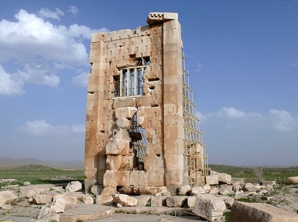 جستجو برای شناخت کاربردی برج سنگی پاسارگاد کشف سفال هایی مربوط به هزاره‌های  قبل از میلاد