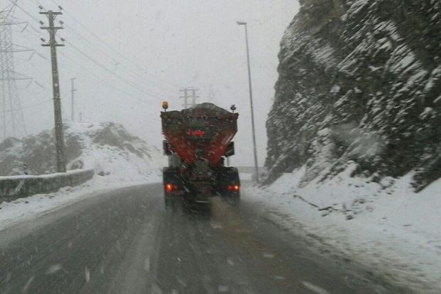 بارش برف و کولاک، جاده‌های قزوین را فراگرفت