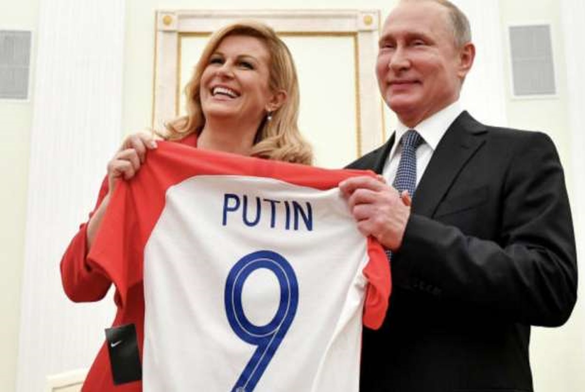 اهدای نمادین پیراهن تیم ملی کرواسی به پوتین+عکس