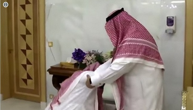 آیا ملک سلمان برای همیشه رفت؟/ بوسه های «سمی» ولیعهد جدید عربستان
