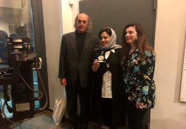 هنرمند ایرانی برنده جایزه بهترین بازیگر زن جشنواره یونان/عکس
