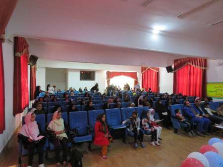 همایش نهاد خانواده و مسئولیت اجتماعی در شهرستان درمیان برگزارشد