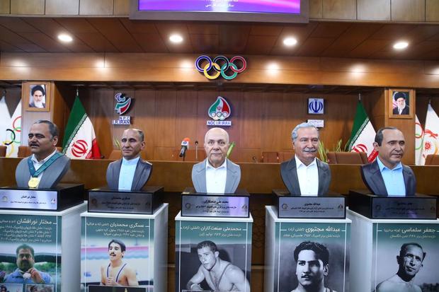 مراسم رونمایی از تندیس‌ 5 تن از قهرمانان افتخار آفرین ورزش کشور + تصاویر
