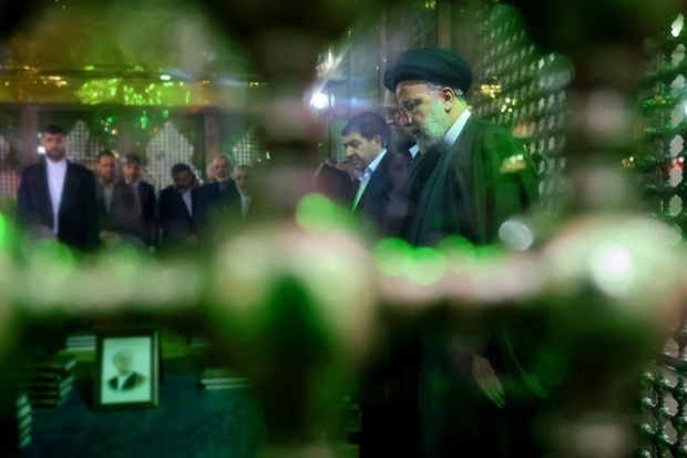 Iranian president visits Imam Khomeini's holy mausoleum