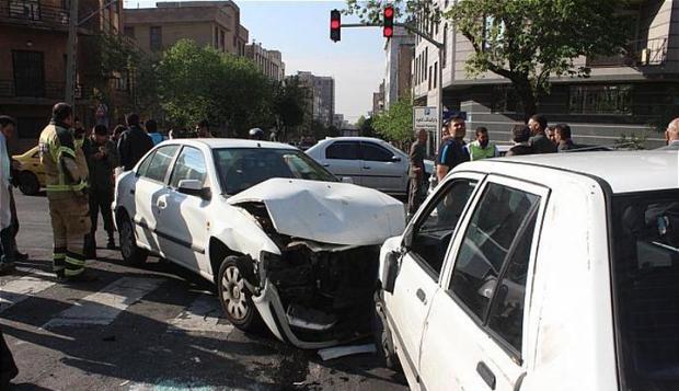 تصادف 2 دستگاه خودرو سواری در خیابان جمالزاده تهران 2 مصدوم داشت