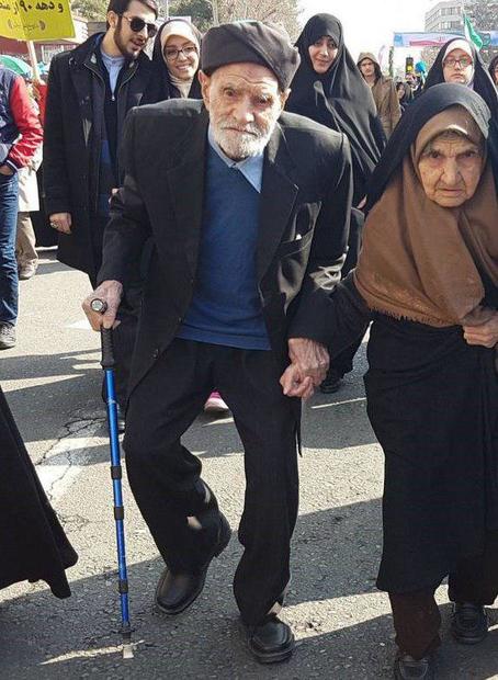 راهپیمایی عاشقانه زوج تهرانی! + عکس