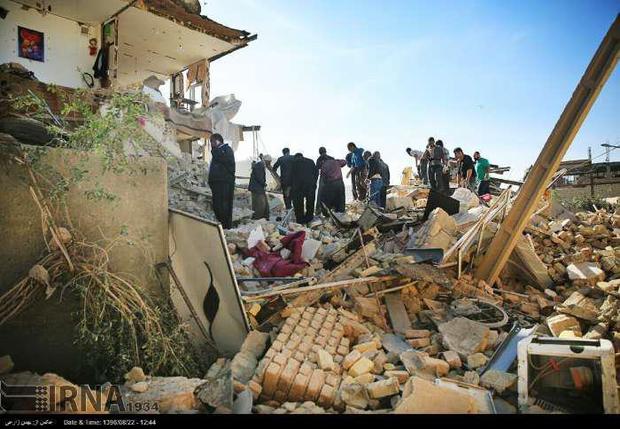 تلاش شبانه روزی نیروهای بسیج در خدمت رسانی به زلزله زدگان استان کرمانشاه