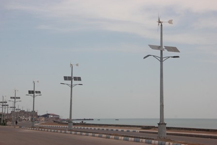 نصب 20 سیستم روشنایی معابر بادی و خورشیدی در جزیره هرمز