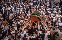 حضور هزاران نفر در مراسم تشییع پیکر همسر آیت الله العظمی سیستانی (10)