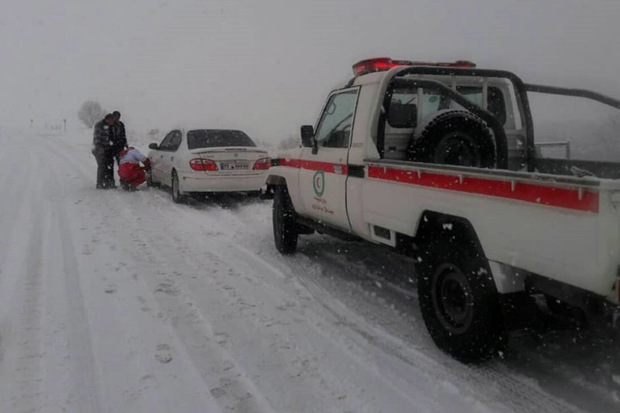 تیم های  امداد و نجات در گردنه های برفگیر قزوین مستقر شدند
