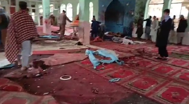 انفجار در مسجد شیعیان در بغلان افغانستان/ داعش مسئولیت حمله را پذیرفت + فیلم