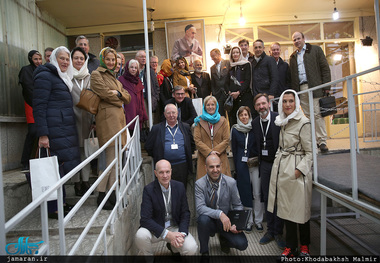 بازدید گردشگران آلمانی و اتریشی از بیت امام خمینی(س) در جماران 