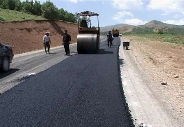 قیر رایگان برای آسفالت راه های روستایی آستارا تامین شد