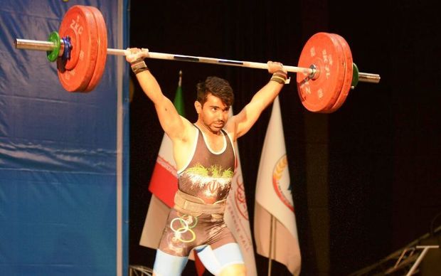 قشقایی قهرمان وزن ۶۱ کیلوگرم مسابقات وزنه برداری جام فجر