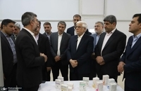 عارف از نمایشگاه محصولات دانش‌بنیان و فناورانه شرکت‌های عضو منطقه بین‌المللی نوآوری ایران بازدید کرد (4)