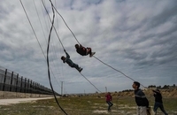تفریح بچه های فلسطینی با کابل های برق (3)