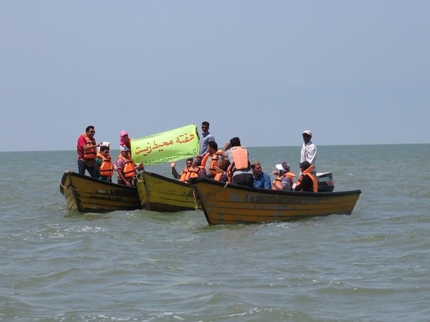 دوستداران محیط زیست در خلیج گرگان رژه دریایی برگزار کردند