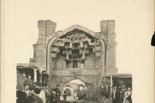 دروازه عالی قاپو در ورودی بقعه شیخ صفی، نماد اردبیل می شود