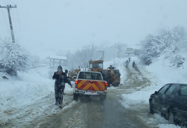 بارش برف راه برخی روستاهای کوهستانی شرق گلستان را مسدود کرد