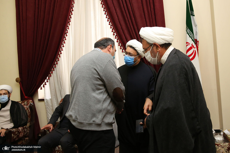 اقامه نماز بر پیکر مرحوم حاج محمد کمساری توسط سید حسن خمینی