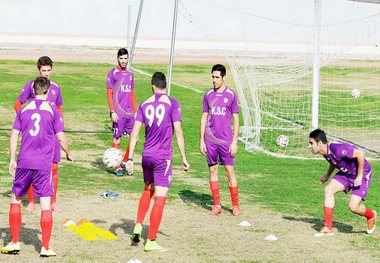 برتری پرگل فولاد مقابل ایرانجوان در دیداری دوستانه