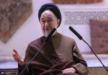 سید محمد خاتمی: امروز زیاد می‌شنویم که باید تمدن اسلامی بسازیم؛ تمدن با بخشنامه پدید نمی‌آید/ خشم خود را بر سر غرب و تمدن غربی و تجدد آوار کردن، افتادن از چاله به چاه است/ نسل جدید در باورهای خود با گذشته فرق کرده، خواسته‌ها و آرمان‌هایش عوض شده است