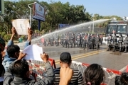 ادامه اعتراض میانماری ها به کودتای ارتش و تیراندازی پلیس به سمت معترضان+تصاویر