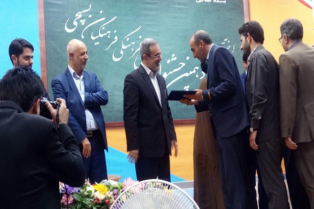 معلم تکابی مقام اول جشنواره پژوهشی فرهنگیان کشور را کسب کرد