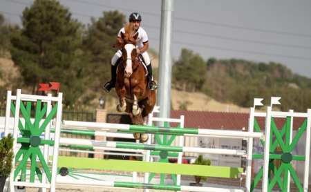 مسابقات پرش با اسب سه جانبه در قزوین برگزار شد