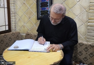 یادداشت علی لاریجانی در دفتر یادبود منزل امام خمینی (س) در نجف اشرف + عکس
