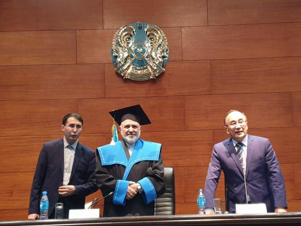 تصویری جالب از لباس ظریف حین دریافت پرفسورای افتخاری دانشگاه اوراسیا قزاقستان