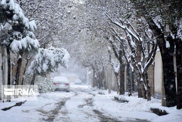 بارش سنگین برف بهاری در روستاهای قم