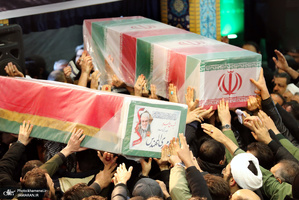 اقامه نماز رهبر معظم انقلاب بر پیکر سپهبد شهید حاج قاسم سلیمانی و شهیدان مقاومت