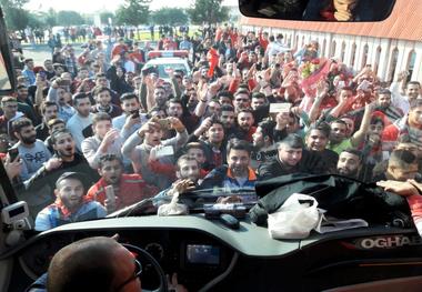 استقبال گسترده هواداران از پرسپولیس در رشت + عکس