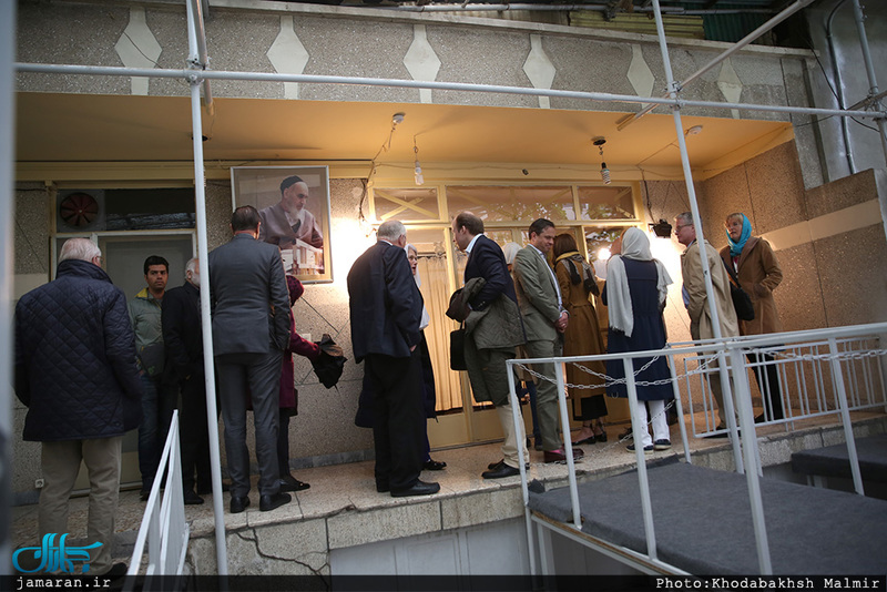 بازدید گردشگران آلمانی و اتریشی از بیت امام خمینی (س) در جماران 