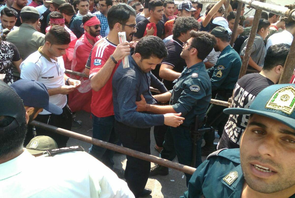هواداران نساجی با تدابیر شدید امنیتی وارد ورزشگاه شدند+عکس