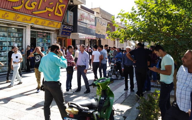 هجوم مردم شیراز برای فروش ارز  صرافی ها: نمی خریم