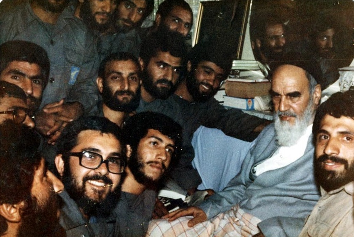 امام خمینی: بسیج لشکر مخلص خداست/  من دست یکایک شما پیشگامان رهایی را می بوسم/در این دنیا افتخارم این است که خود بسیجی ام