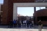 تجمع کارجویان هویزه ای در انتظار جذب شرکت نفتی متن، مقابل استانداری خوزستان