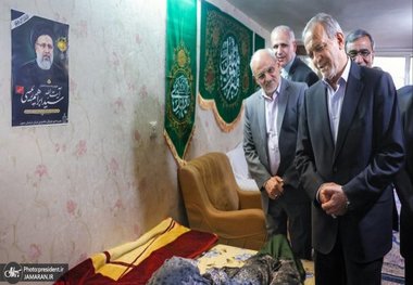 حضور پزشکیان در منزل مادر شهید رئیسی + عکس و فیلم