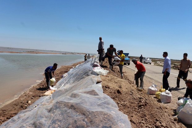 تقویت سیل بندها در خرمشهر با بسیج مردم ادامه دارد