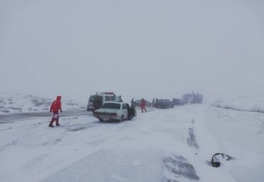 ۲۰۰۰ مسافر نوروزی گرفتار در کولاک در تکاب نجات یافتند