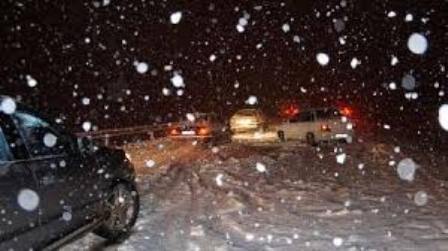 بارش برف و باران سطح جاده های استان زنجان را لغزنده کرده است