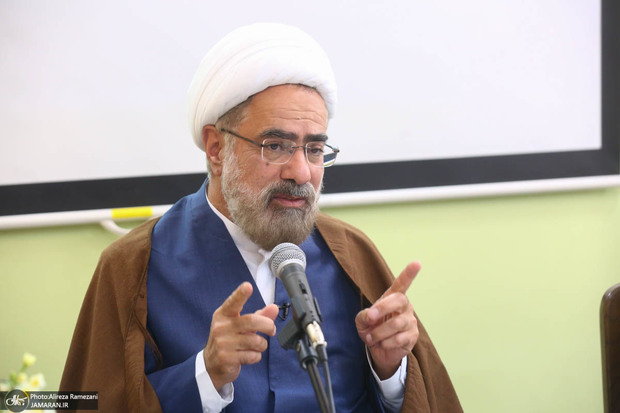 مرتضی جوادی آملی: قضاوت زنان باید به عنوان یک مطالبه اجتماعی مطرح شود/ در جامعه اسلامی حل مسائل از فقط نظر فقهی کافی نیست/ آیت‌الله جوادی آملی با اینکه فقهای شورای نگهبان خانم باشند راه آمده و گفته‌اند فقیه مرد و زن ندارد