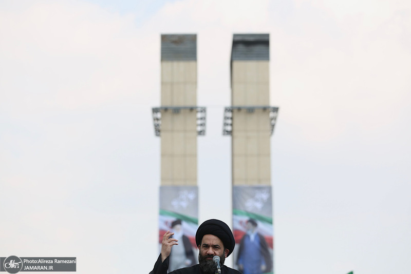 اجتماع مردمی بزرگداشت روز جمهوری اسلامی همراه با اهتزار بزرگترین پرچم مقدس در گذر فرهنگ