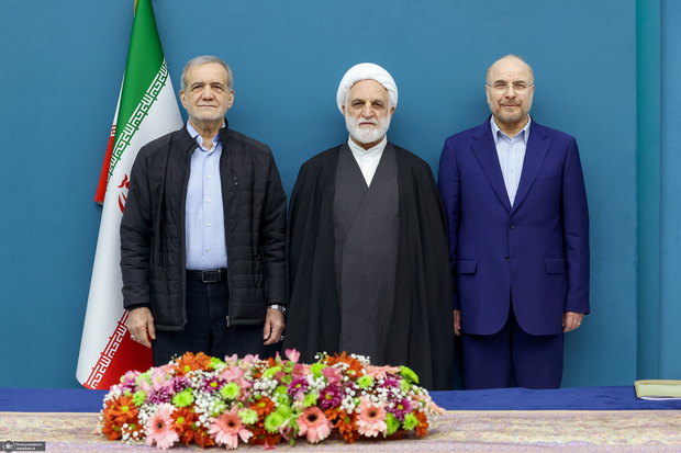 پیام قدرشناسی سران سه قوه از ملت ایران: خود را متعهد می‌دانیم شبانه‌روز در جهت حل مشکلات کوشا باشیم/ متعهدیم پاسدار خون چند صد هزار شهید انقلاب اسلامی باشیم و پرچم پر افتخار جمهوری اسلامی و نام ایران و ایرانی را در جهان به اهتزاز در آوریم