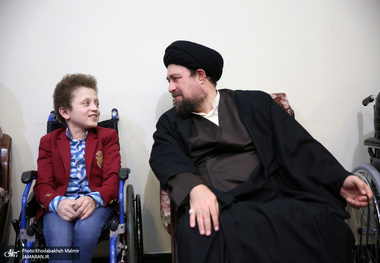 اجرای تصنیف مرحوم ایرج بسطامی توسط پوریا، نوجوان معروف گیلانی در حضور سیدحسن خمینی
